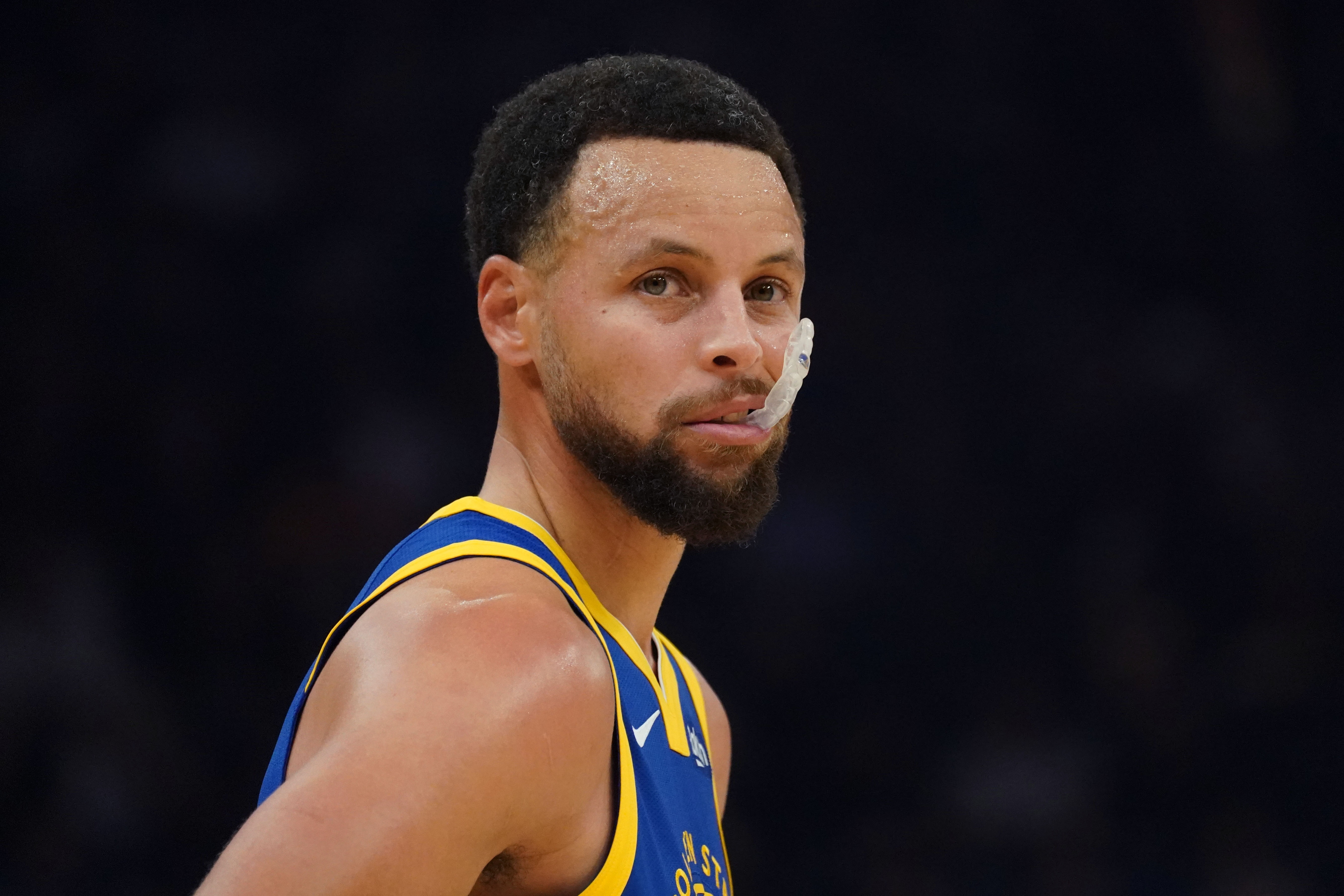 乐鱼体育官方入口-去年的今天：库里成为NBA季后赛历史第11位突破4000分的球员
