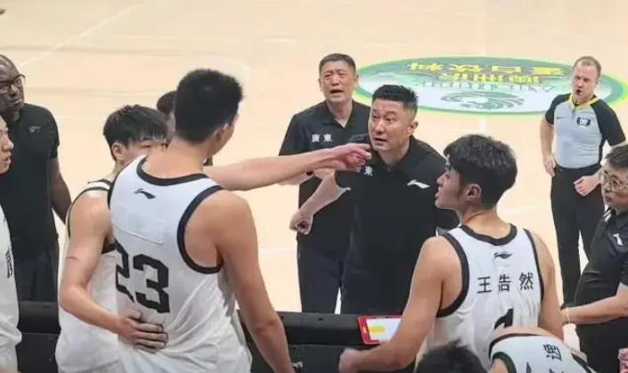 乐鱼体育官方入口-离开广东队就爆发，徐昕是常规赛第一阶段盖帽王+篮板王