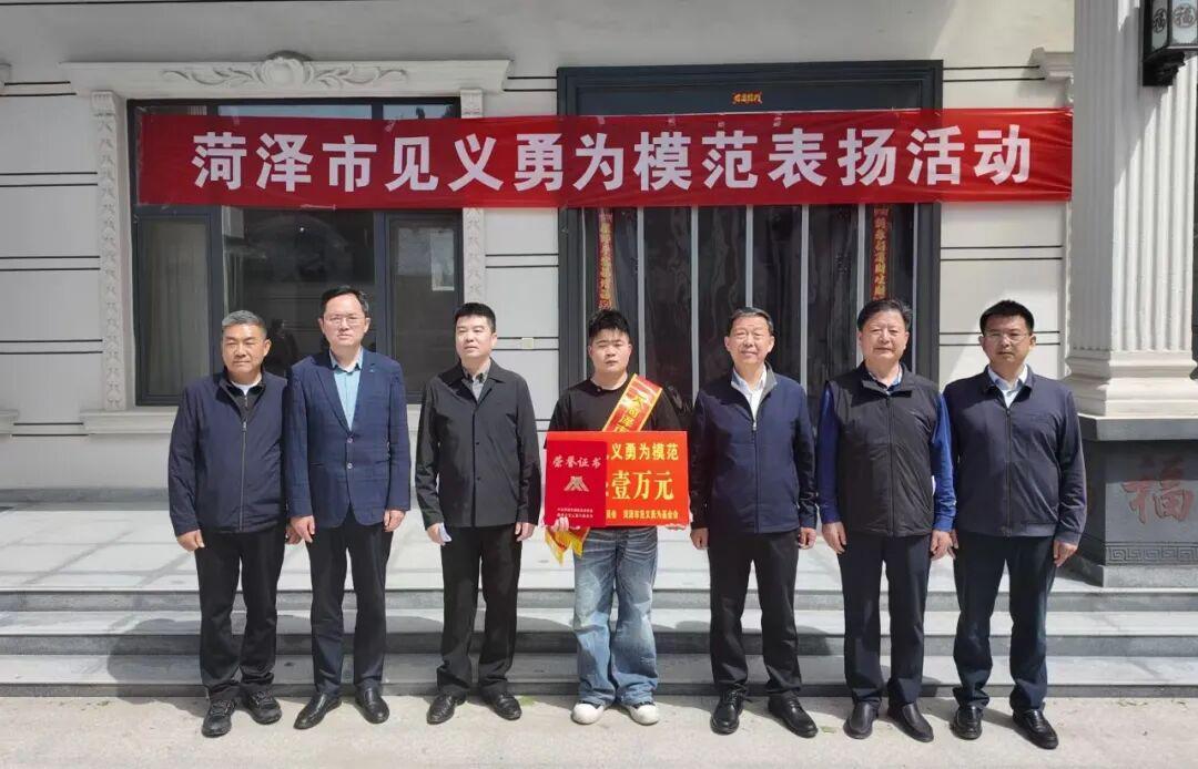 乐鱼体育app下载-“妈，我在隧道救了个人，我可能出不去了……”小伙被困后拨通母亲电话留下遗言