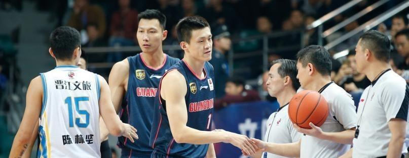 乐鱼体育官方入口-曾凡博带伤坚持上阵，高效砍下高分，强势打乱广东防线