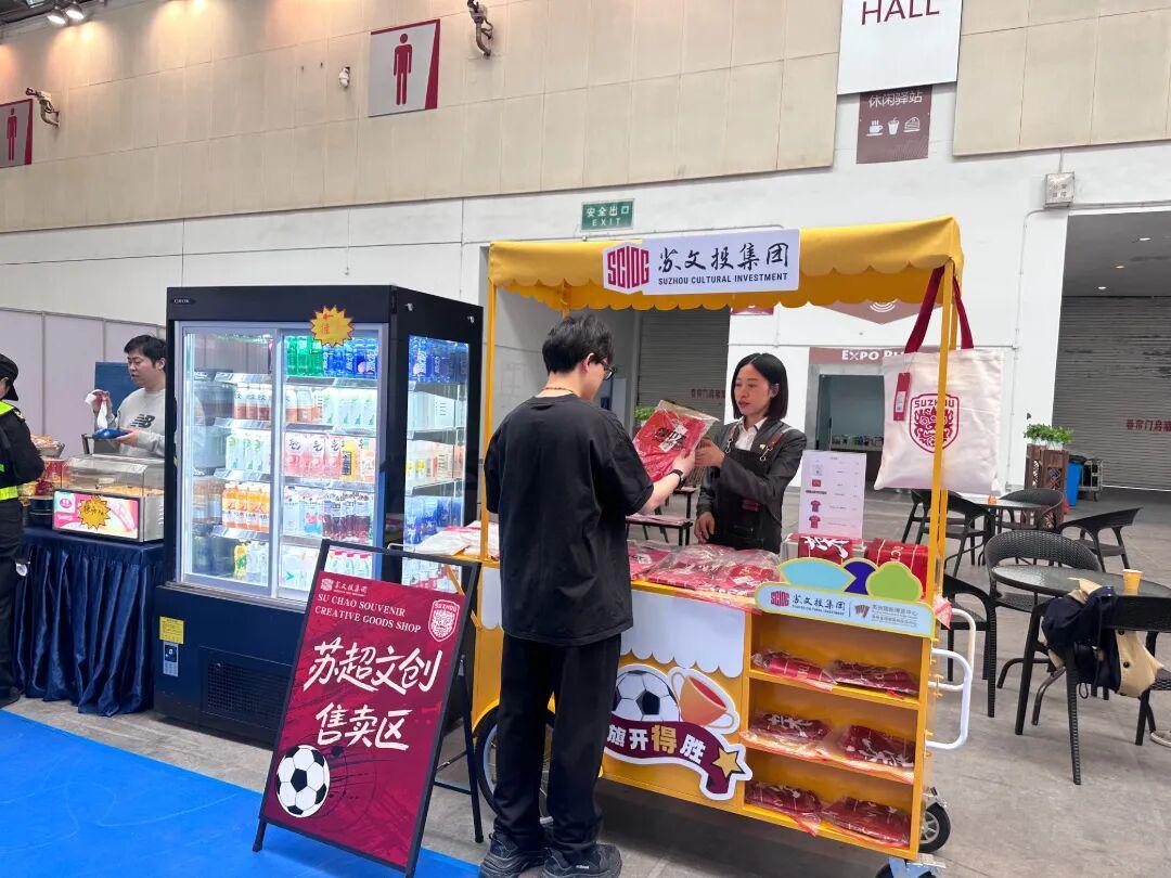 乐鱼体育-红色海洋看过来！主场红衫就位，为苏州队燃情助威