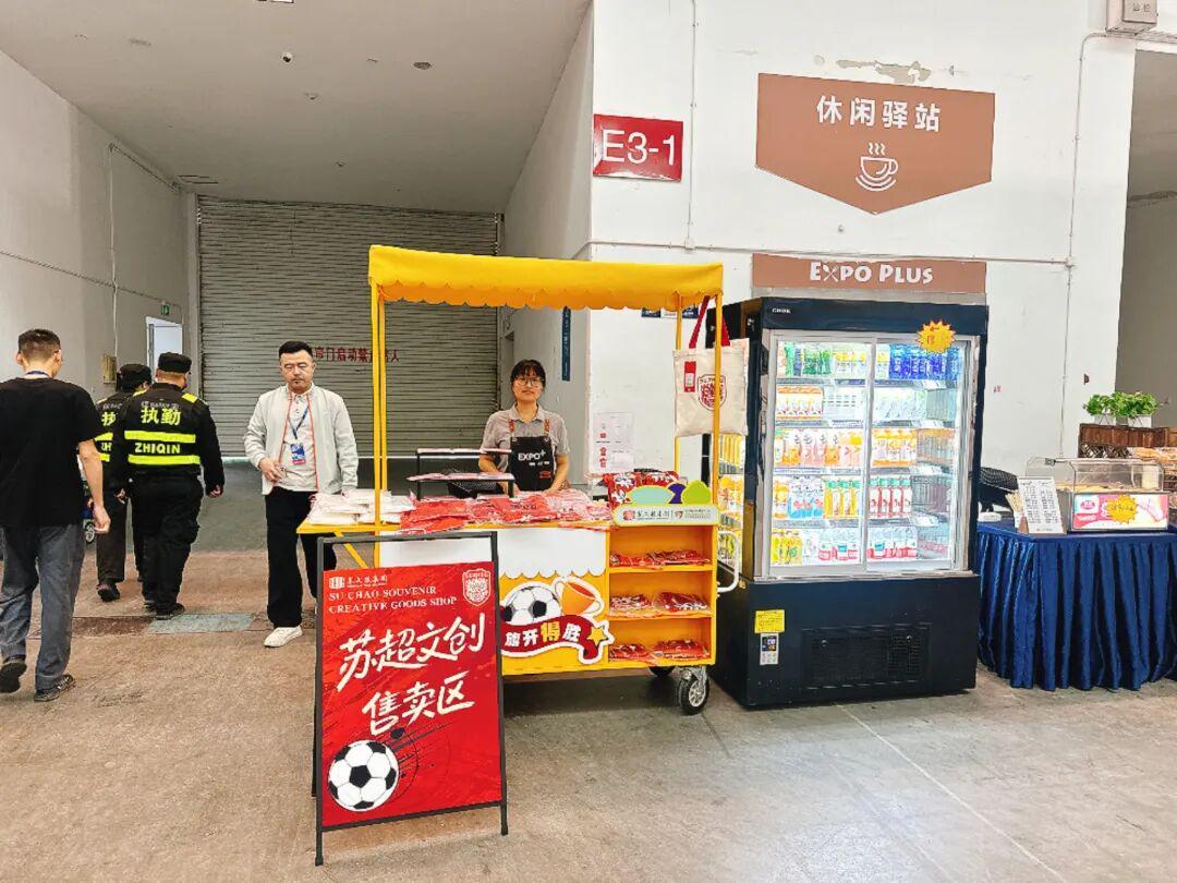 乐鱼体育-红色海洋看过来！主场红衫就位，为苏州队燃情助威